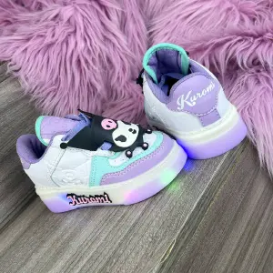 KUROMI LILA VERDE BLANCO LUCES