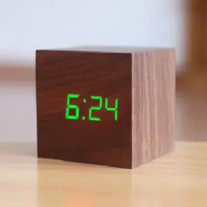 RELOJ DE MADERA LED  008