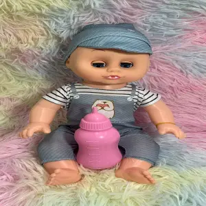 Bebé con gorra infantil