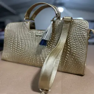 BOLSO CON CORREA