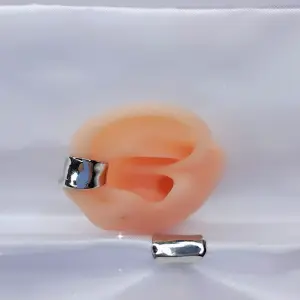 EARCUFF PLACA PLATEADA