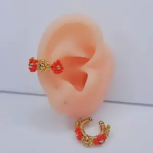 EARCUFF TEJIDO FLORES DORADAS Y ROJAS