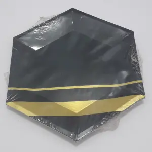 PLATO FIESTA HEXAGONAL NEGRO Y DORADO 1