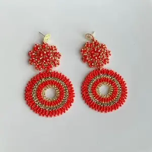 ARETAS TEJIDAS EN ROJO