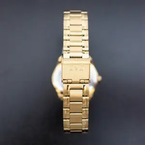 Reloj Mujer Qyq Qa39j004y Dorado Acero