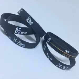 Pulsera con diseño lentes