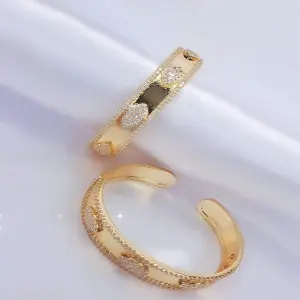 MANILLA TIPO BRAZALETE ROMBO BRILLANTE