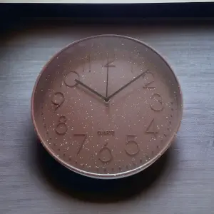 RELOJ CAFE EN ALTO RELIEVE