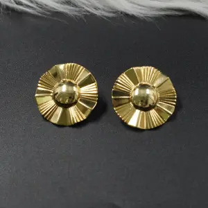 ARETE RODIO CIRCULAR TIPO FLOR DORADO