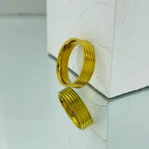 ANILLO DORADO CON RAYAS
