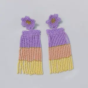 ARETA TEJIDA LARGA DE FLOR LILA