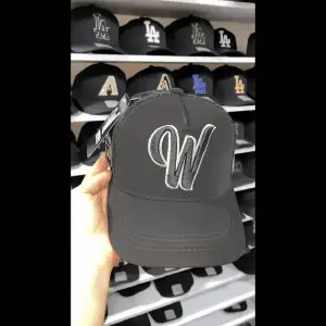 W Merch Classic W Black Edition (1.1)