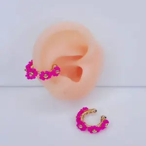 EARCUFF DORADO TEJIDO FLORES FUSCIA