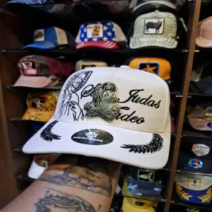 Gorra San Judas Blanco Hueso Sticker Mex