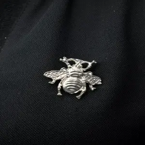 PRENDEDOR PLATEADO ABEJA