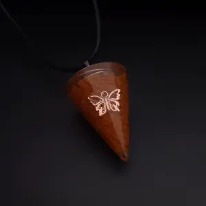 Collar Orgonita Mariposa Naranja Estuche