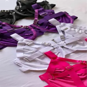 Crop top con herrajes