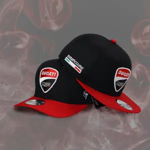 Gorra curva Ducati negra visera roja