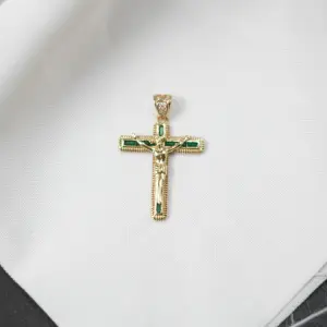 DIJE CRUZ JESUS DORADO PIEDRAS VERDES