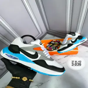 NIKE AIR MAX