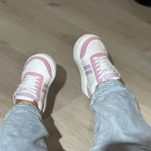 TENIS LILA DAMA