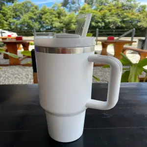 TERMO 40 OZ TÉRMICO TIPO STANLEY: ¡Mantén tus bebidas a la temperatura perfecta! - TERMO 40 OZ TERMICO TIPO STANLEY