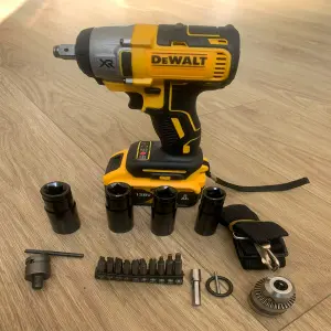 LLAVE DE IMPACTO 128 VOLTIOS CON MANDRIL