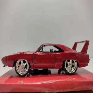 DOM´S DODGE CHARGER DAYTONA ROJO
