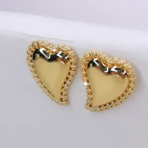 ARETA DORADA CORAZON PUNTA