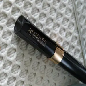 MAQUILLAJE DELINEADOR A PRUEBA DE AGUA