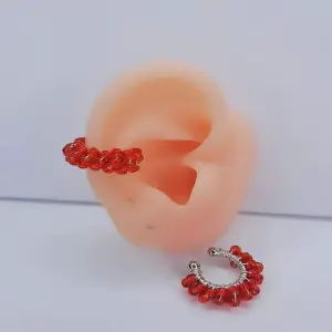EARCUFF PLATEADO TEJIDO ROJO