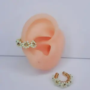 EARCUFF DORADA TEJIDO FLORES BLANCAS