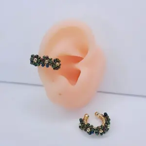 EARCUFF DORADO TEJIDO FLORES NEGRAS