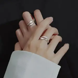 ANILLO ABRAZO DEL ALMA UNISEX: Elegancia atemporal en plata de ley 925 - ANILLO ABRAZO DEL ALMA UNISEX