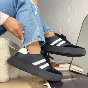Tenis Dama Negros con Linea Blanca
