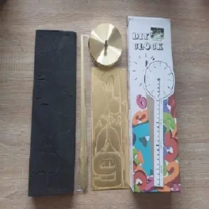 RELOJ 3D GRANDE + FRASE EN VINILO DORADO
