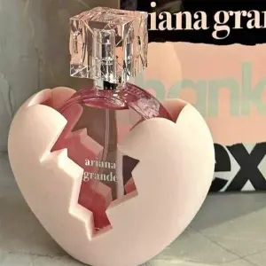 colonia ,perfume- ariana grande