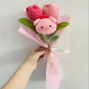 Ramo 2 tulipanes 1 cerdito a crochet