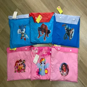 CAPA CAPUCHA IMPERMEABLE PARA NIÑOS