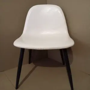 SILLA EAMES ABULLONADA EN CUERINA