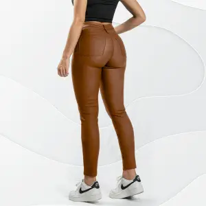 DCN805 Pantalon en cuerina stretch, tiro