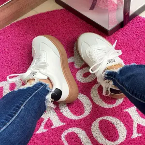 Tenis blancos con negro suela baja café