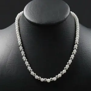 COLLAR PERLAS BLANCO PLATEADO INTERCALAD