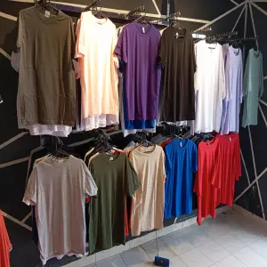 CAMISETA NEGRA BASICA EN ALGODON PEINADO