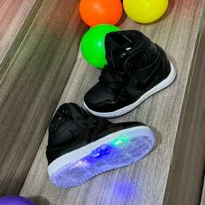 JORDAN NEGRO BRILLANTE NIÑO 21