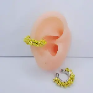 EARCUFF PLATEADO TEJIDO PERLAS AMARILLAS