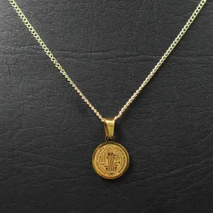 Cadena y Dije San Benito: Elegancia Dorada - Cadena-Dije San Benito Dorada Cad. Cuban