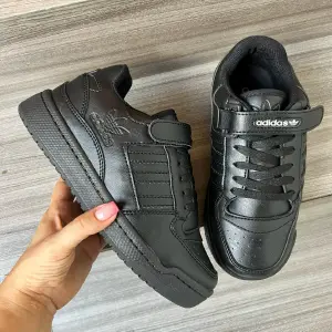 ADIDAS FORUM NEGRO COLEGIAL ADULTO