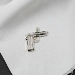 DIJE PISTOLA 9MM PLATEADO PIEDRA N/B