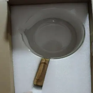 Olla de vidrio con mango de madera
